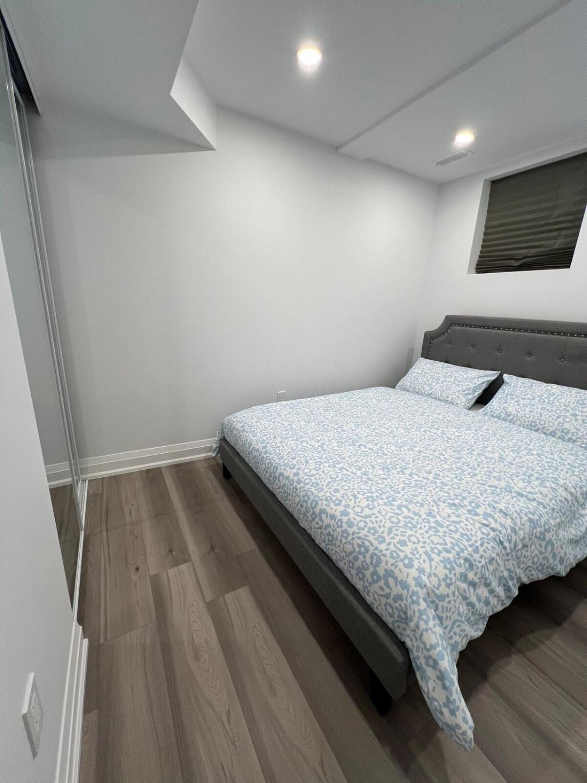 Cozy 2 Bedroom Basement Suite With Private Entrance, Kitchen And Parking Mississauga Exterior photo