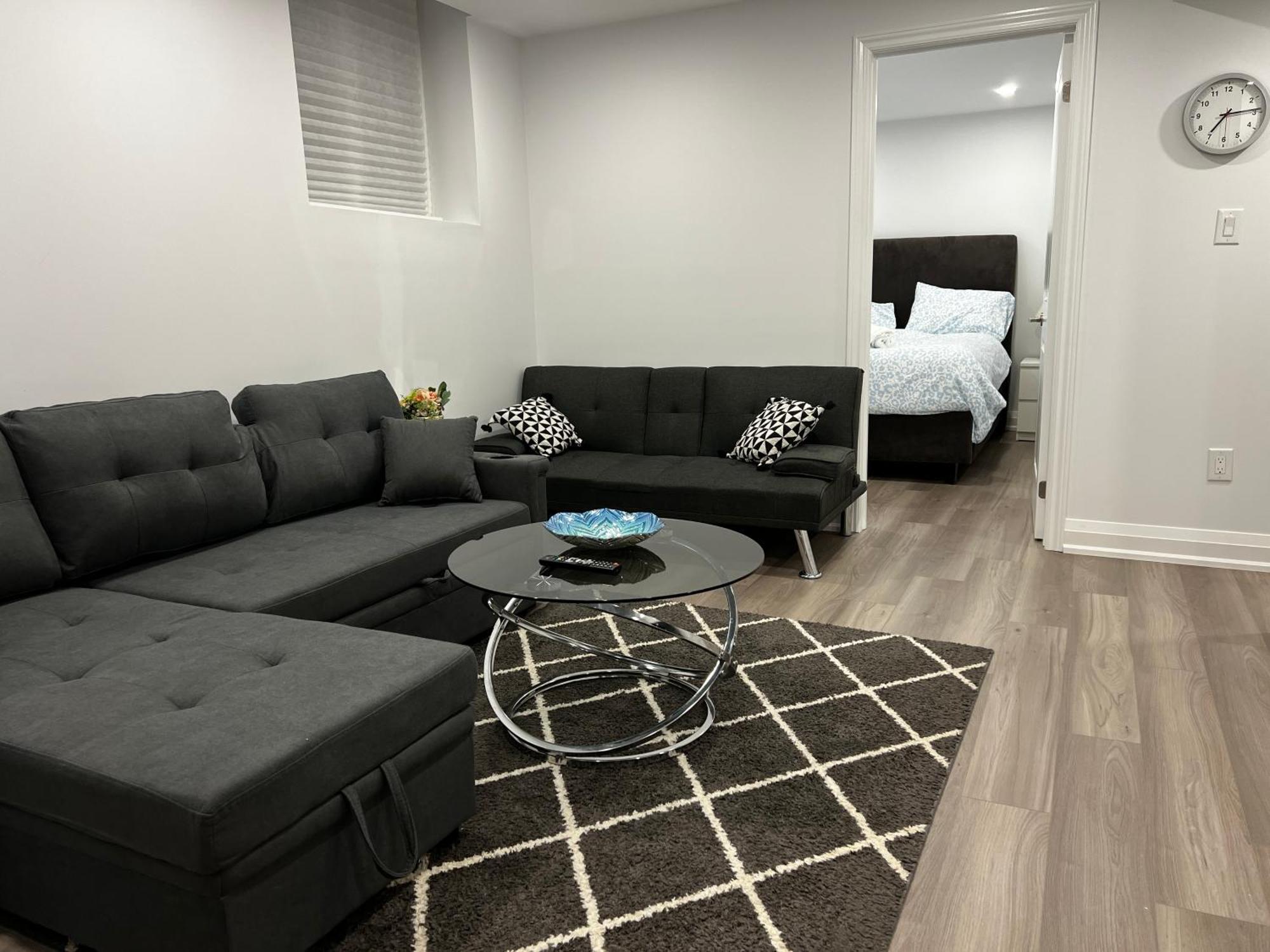 Cozy 2 Bedroom Basement Suite With Private Entrance, Kitchen And Parking Mississauga Exterior photo